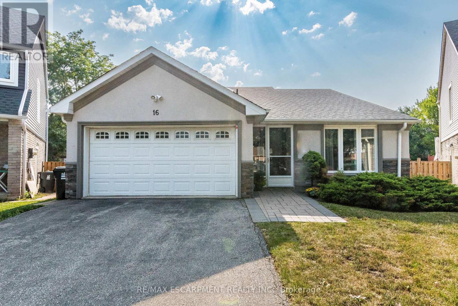 <div class="slider-price">$1,395,000</div><p>16 Ackrow Court, Toronto, Ontario</p>