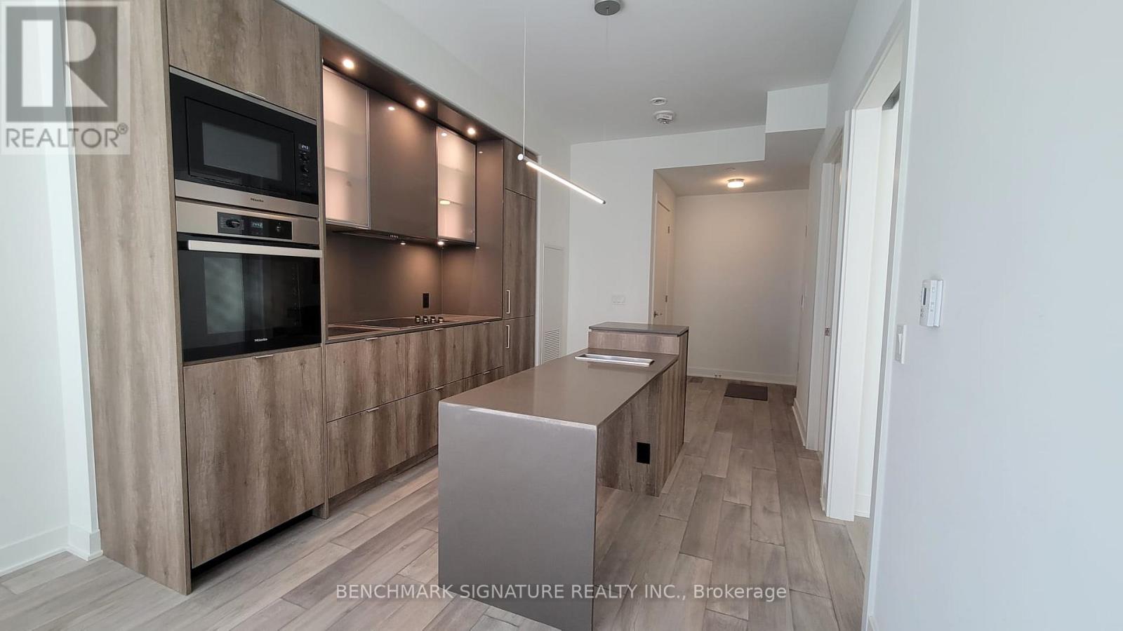2102 - 11 YORKVILLE AVENUE, Toronto, Ontario