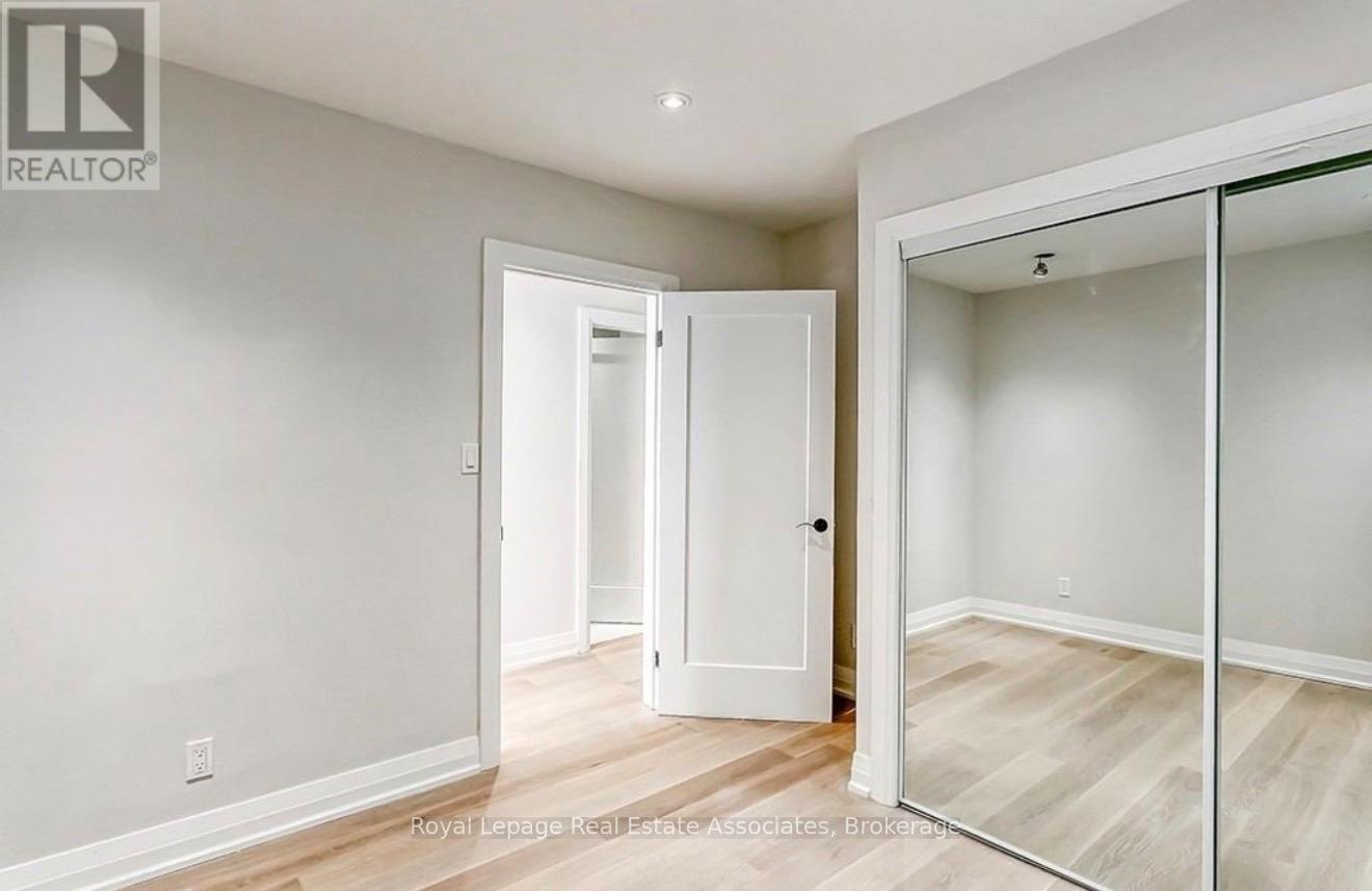 237 LAKESHORE ROAD E, Mississauga, Ontario