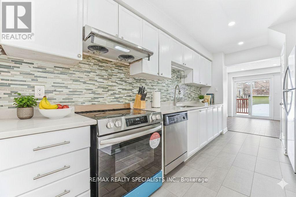 3 Mullis Crescent, Brampton, Ontario  L6Y 4T3 - Photo 3 - W13442730