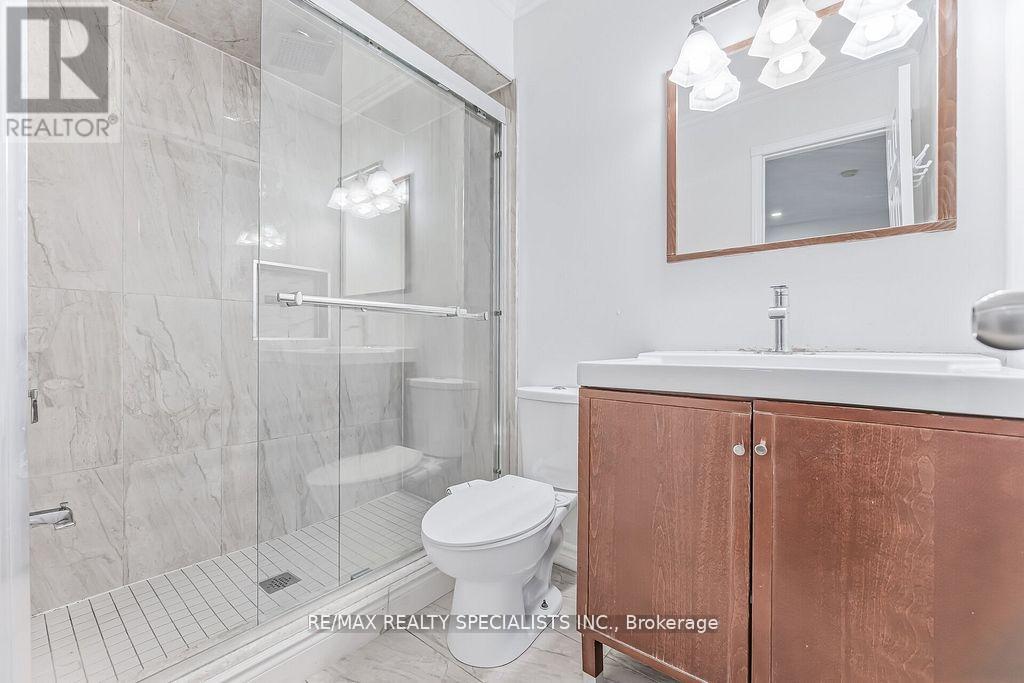 3 Mullis Crescent, Brampton, Ontario  L6Y 4T3 - Photo 8 - W13442730