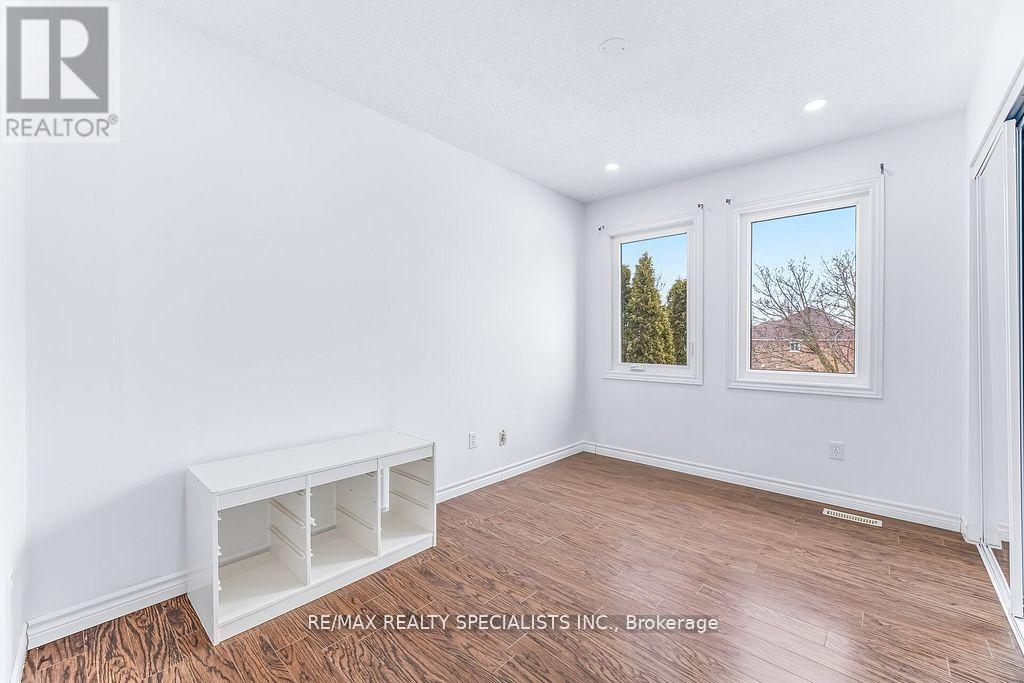3 Mullis Crescent, Brampton, Ontario  L6Y 4T3 - Photo 9 - W13442730