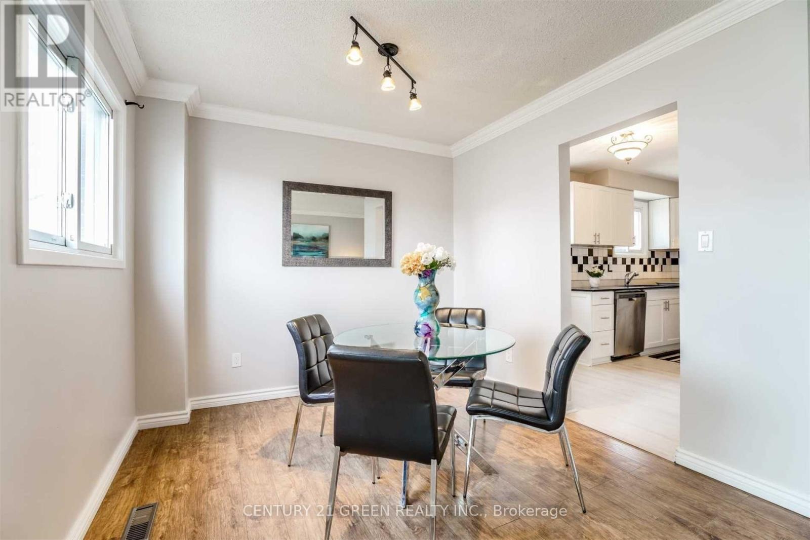 750 Queensbridge Drive, Mississauga, Ontario  L5C 3X2 - Photo 17 - W13442736