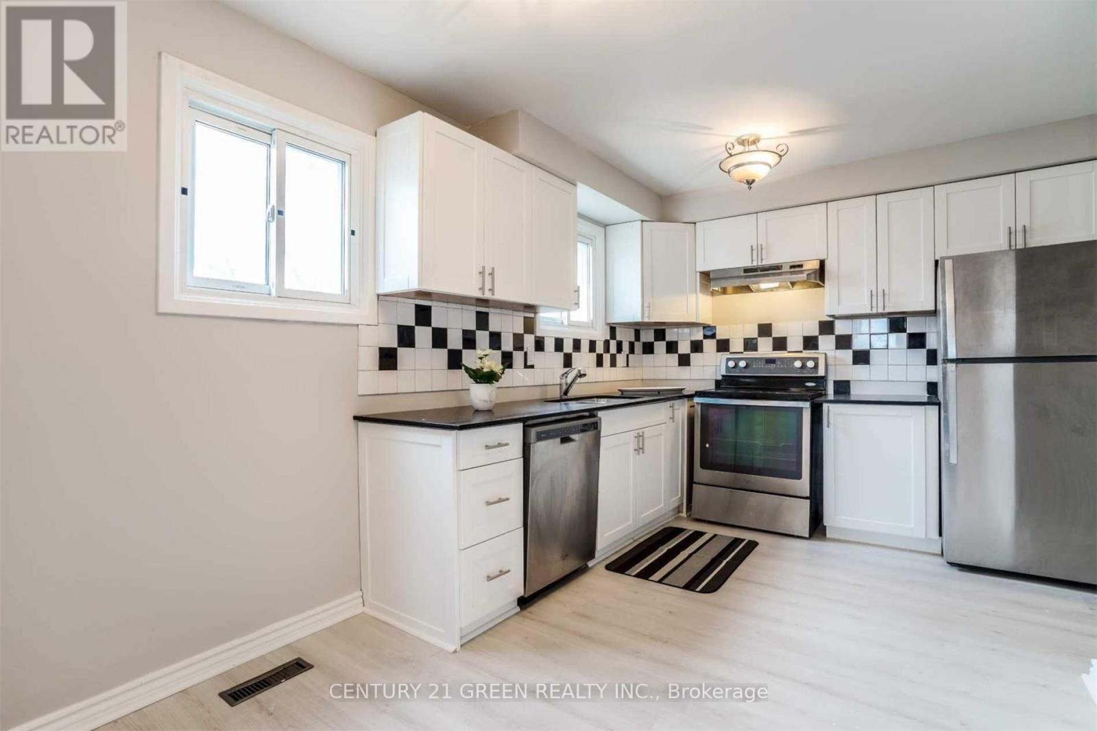 750 Queensbridge Drive, Mississauga, Ontario  L5C 3X2 - Photo 18 - W13442736