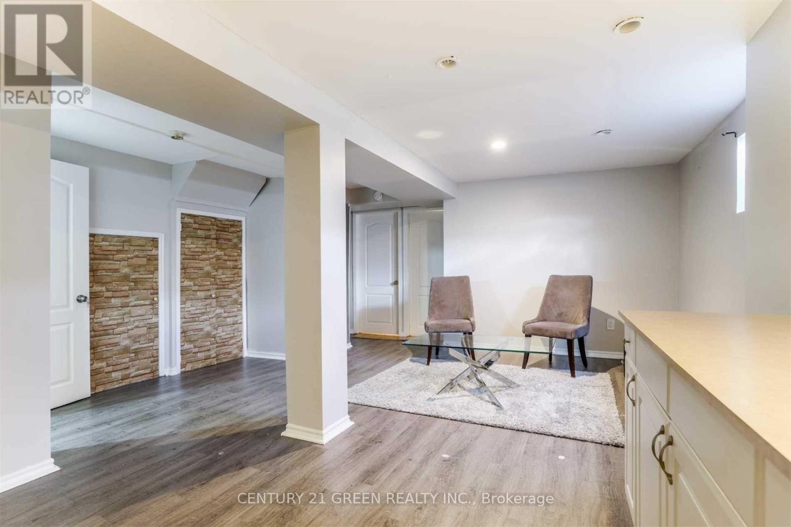 750 Queensbridge Drive, Mississauga, Ontario  L5C 3X2 - Photo 7 - W13442736