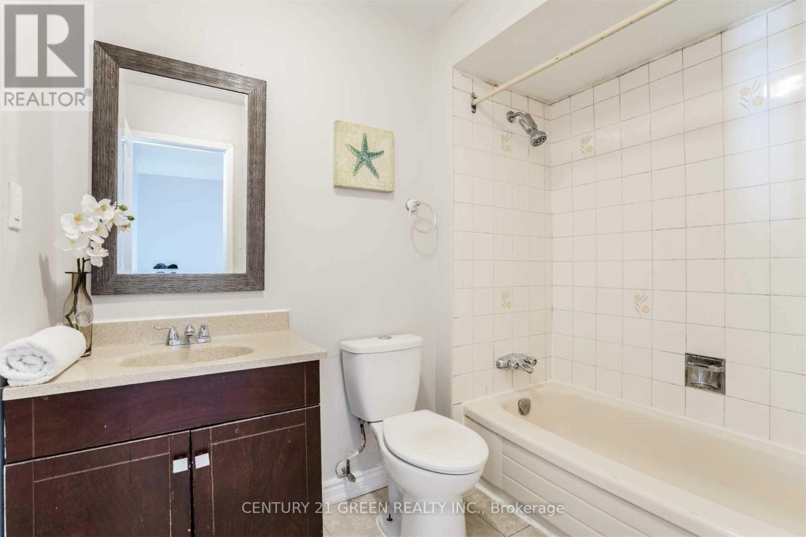 750 Queensbridge Drive, Mississauga, Ontario  L5C 3X2 - Photo 8 - W13442736