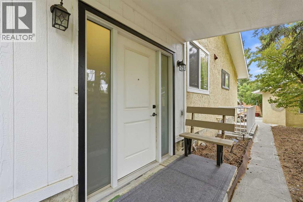 217 Woodvale Bay Sw, Calgary, Alberta  T2W 3L4 - Photo 4 - A2317749