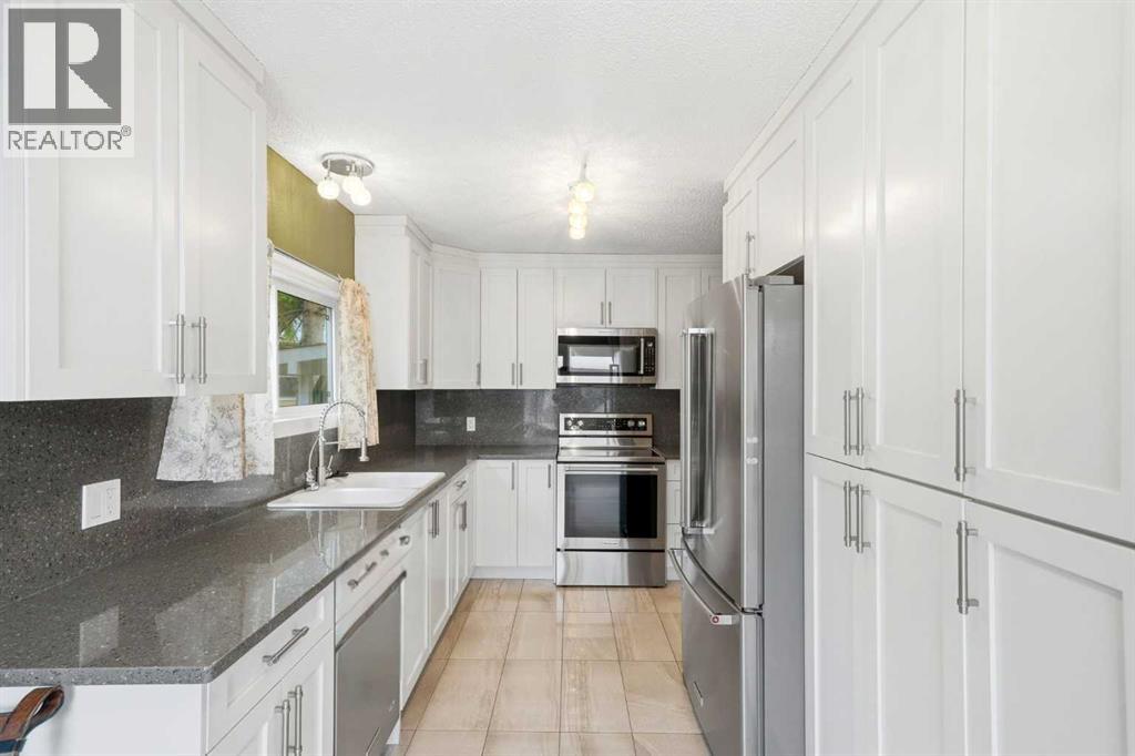 217 Woodvale Bay Sw, Calgary, Alberta  T2W 3L4 - Photo 14 - A2317749