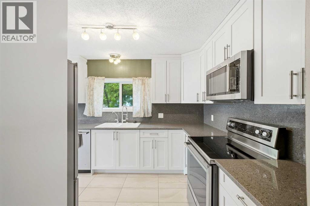 217 Woodvale Bay Sw, Calgary, Alberta  T2W 3L4 - Photo 12 - A2317749