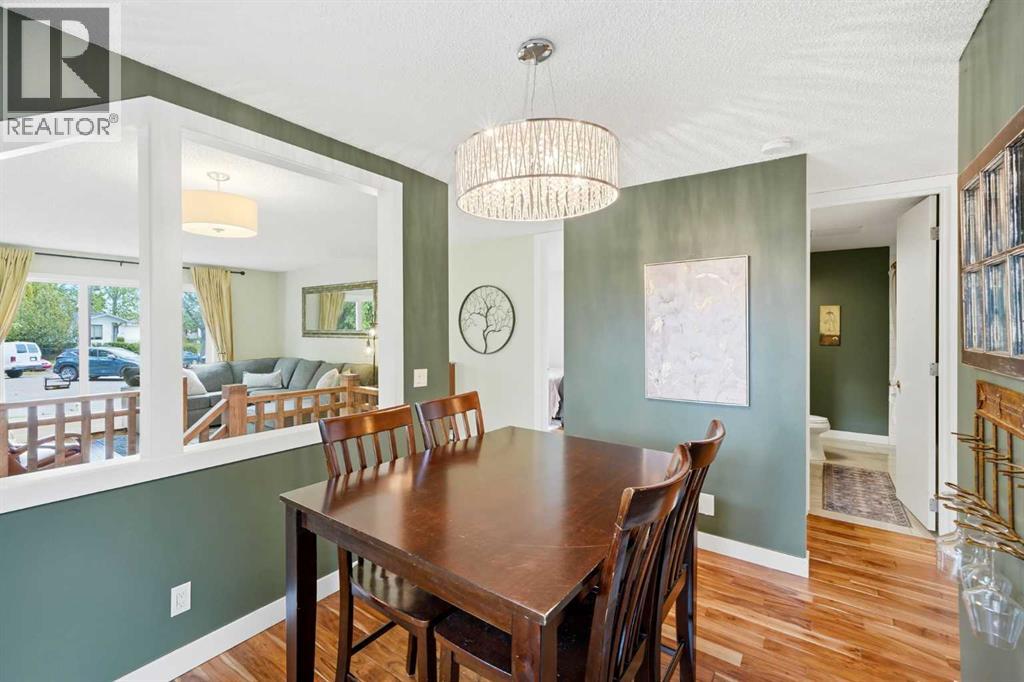 217 Woodvale Bay Sw, Calgary, Alberta  T2W 3L4 - Photo 11 - A2317749