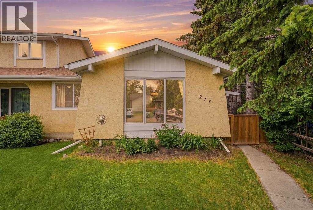 217 Woodvale Bay SW, Calgary, Alberta