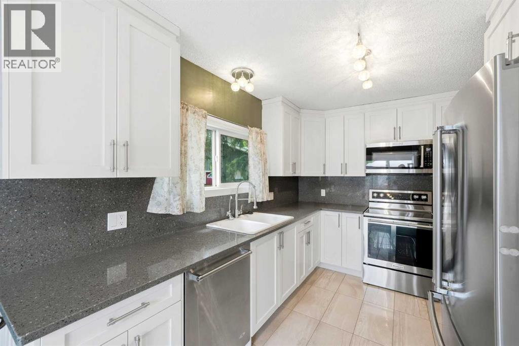 217 Woodvale Bay Sw, Calgary, Alberta  T2W 3L4 - Photo 13 - A2317749