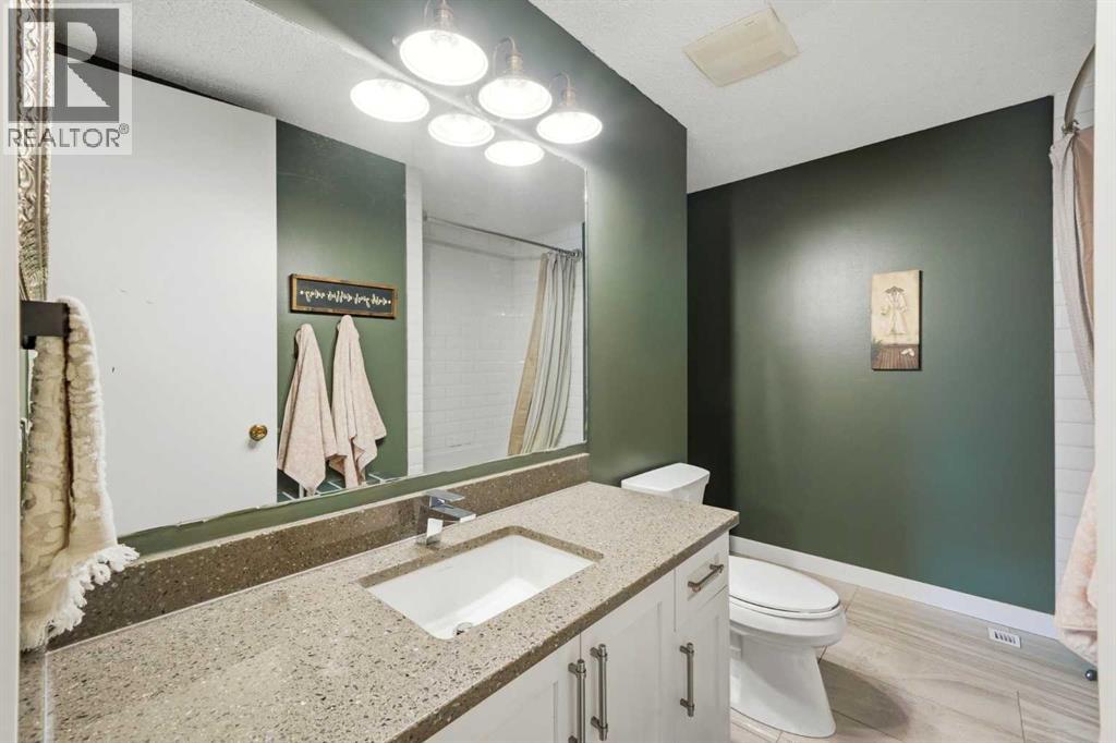 217 Woodvale Bay Sw, Calgary, Alberta  T2W 3L4 - Photo 19 - A2317749