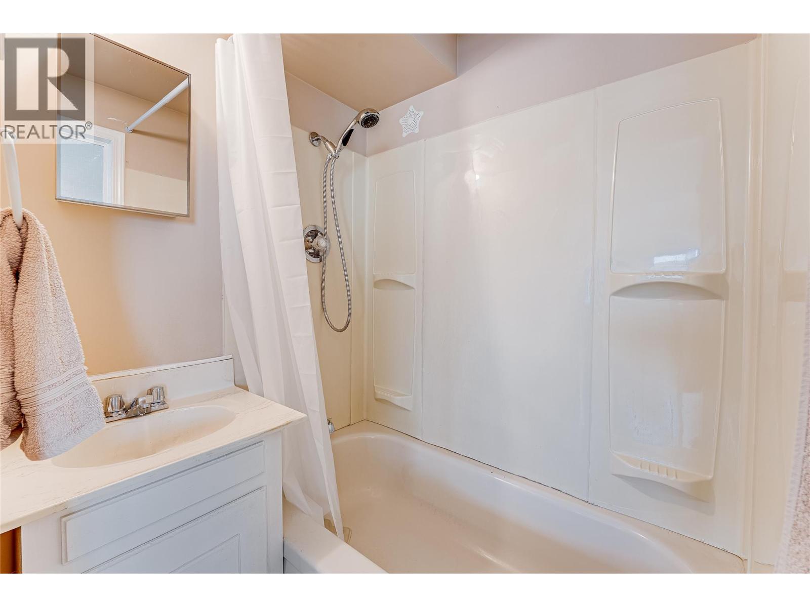 5853 Cosens Bay Road, Vernon, British Columbia  V1B 1N7 - Photo 17 - 10390152