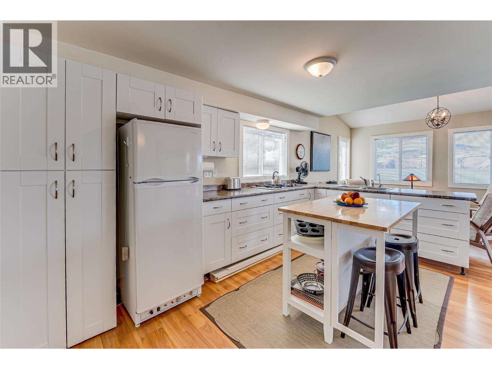 5853 Cosens Bay Road, Vernon, British Columbia  V1B 1N7 - Photo 6 - 10390152