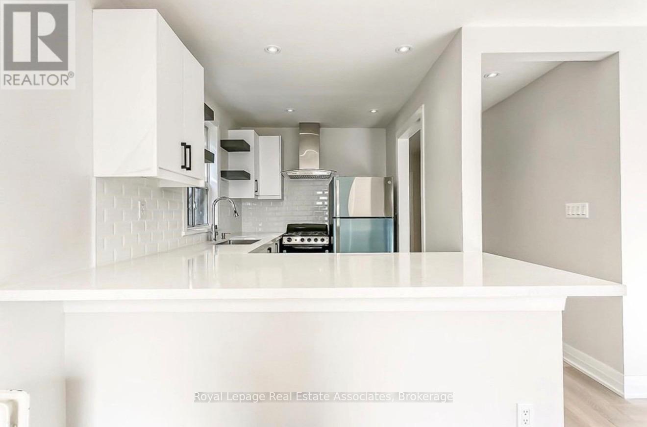237 Lakeshore Road E, Mississauga, Ontario  L5G 1G8 - Photo 4 - W13442710