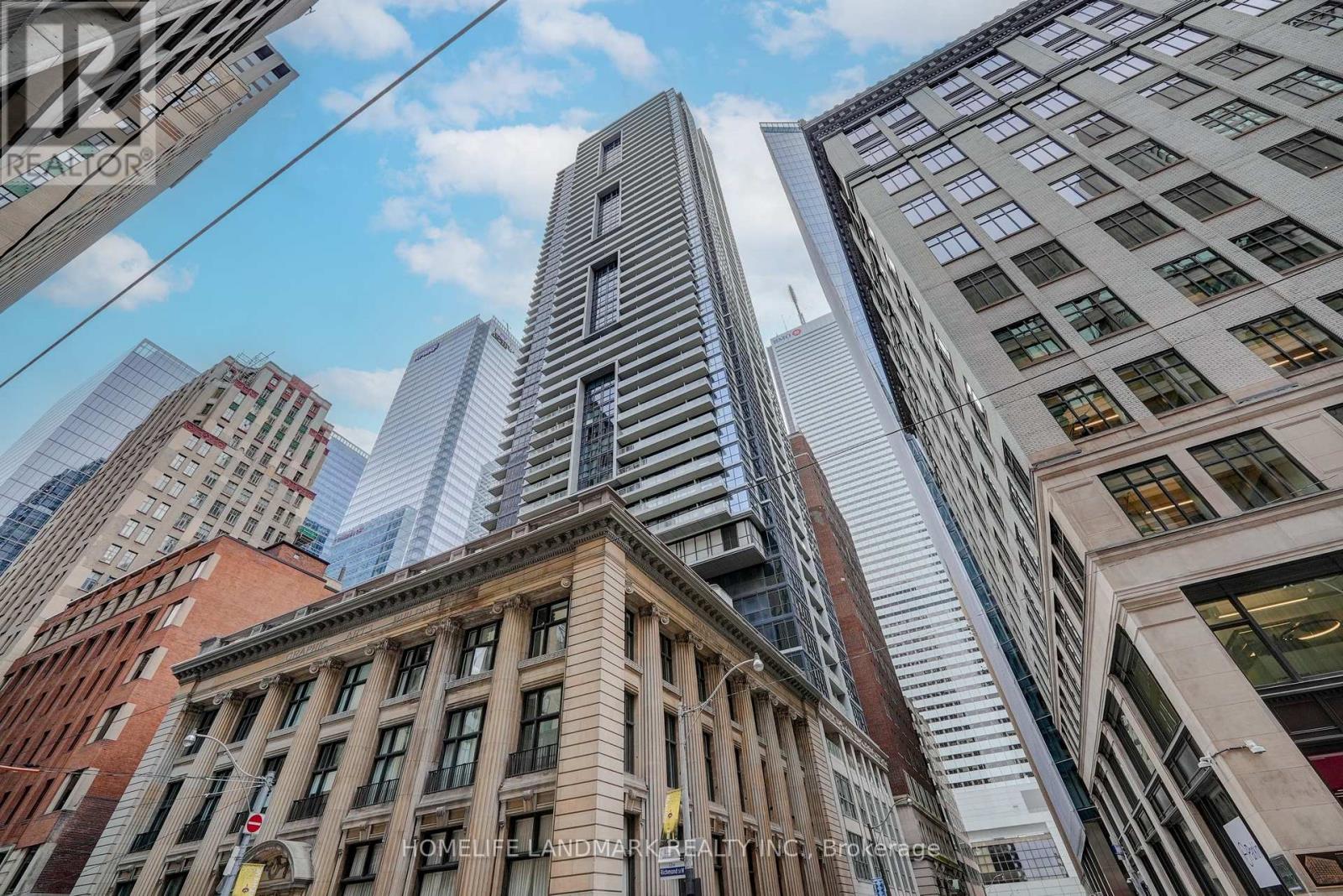 <div class="slider-price">$668,000</div><p>1611 - 70 Temperance Street, Toronto, Ontario</p>