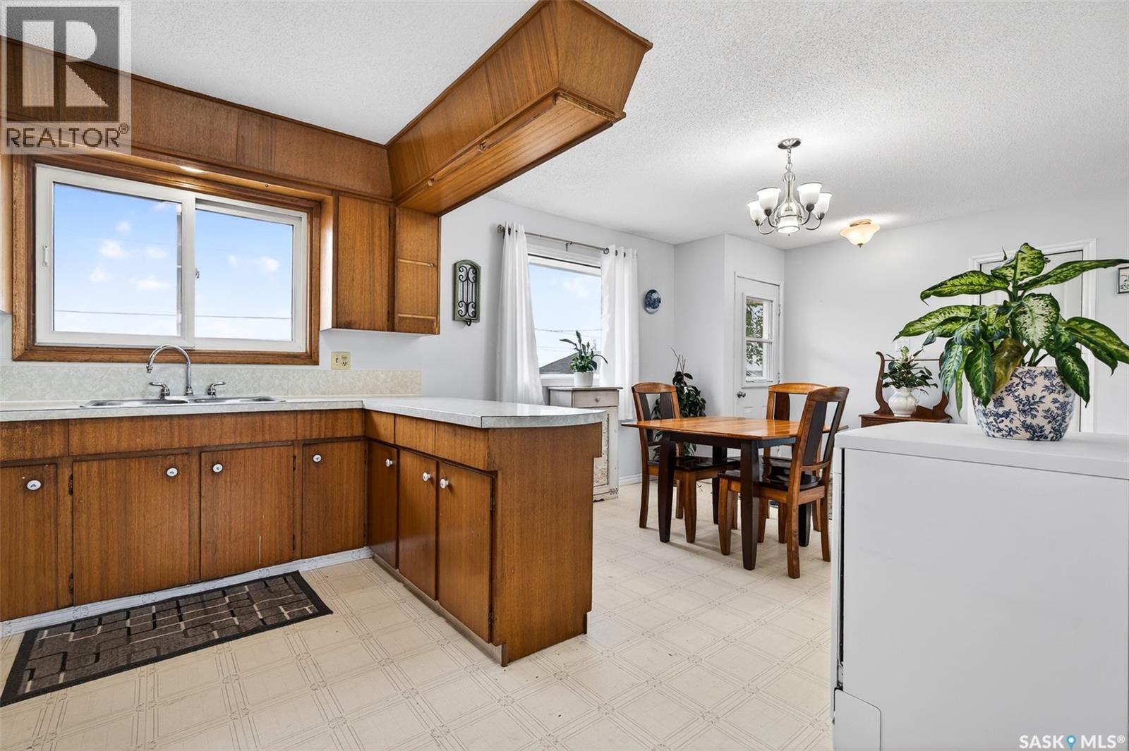 1319 Stadacona Street W, Moose Jaw, Saskatchewan  S6H 6M9 - Photo 10 - SK039373