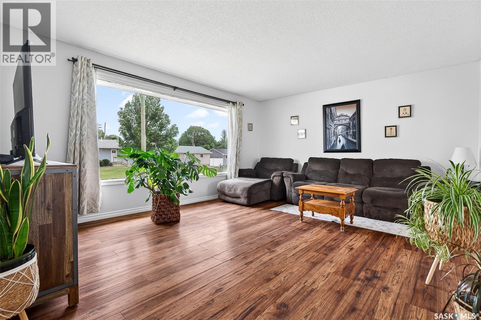 1319 Stadacona Street W, Moose Jaw, Saskatchewan  S6H 6M9 - Photo 3 - SK039373