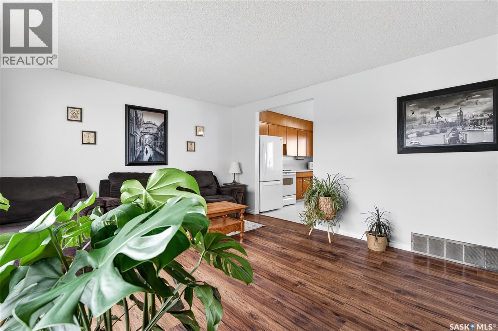 1319 Stadacona Street W, Moose Jaw, Saskatchewan  S6H 6M9 - Photo 5 - SK039373