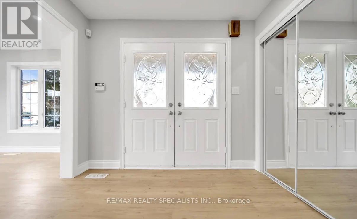 31 Bramcedar Crescent, Brampton, Ontario L7A 1T3 - Photo 4 - W13442922