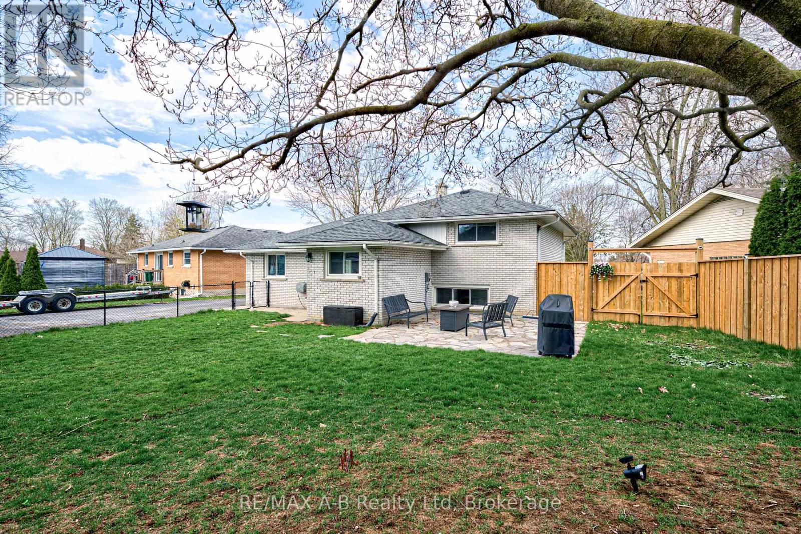 19 Linton Place, Kitchener, Ontario  N2B 2K1 - Photo 30 - X13027398