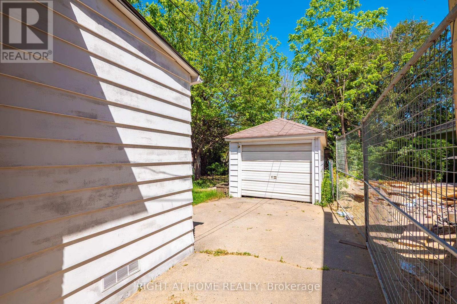 1109 Greenwood Avenue, Toronto, Ontario  M4J 4E5 - Photo 4 - E13442984