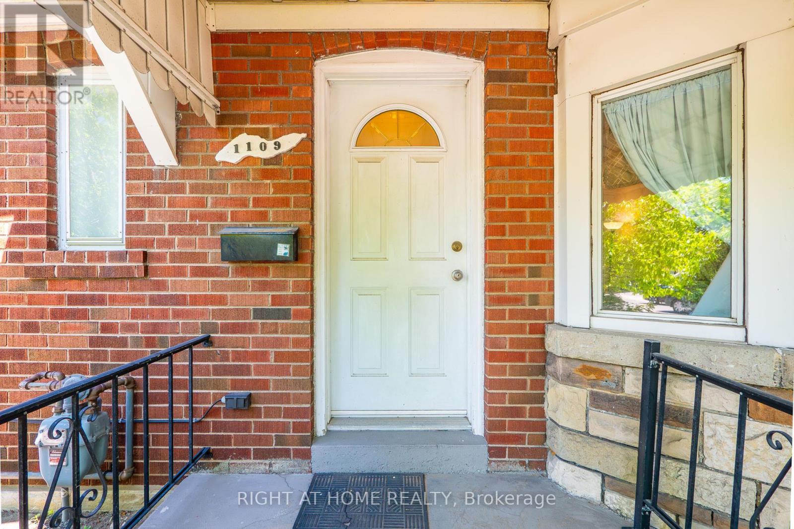 1109 Greenwood Avenue, Toronto, Ontario  M4J 4E5 - Photo 6 - E13442984