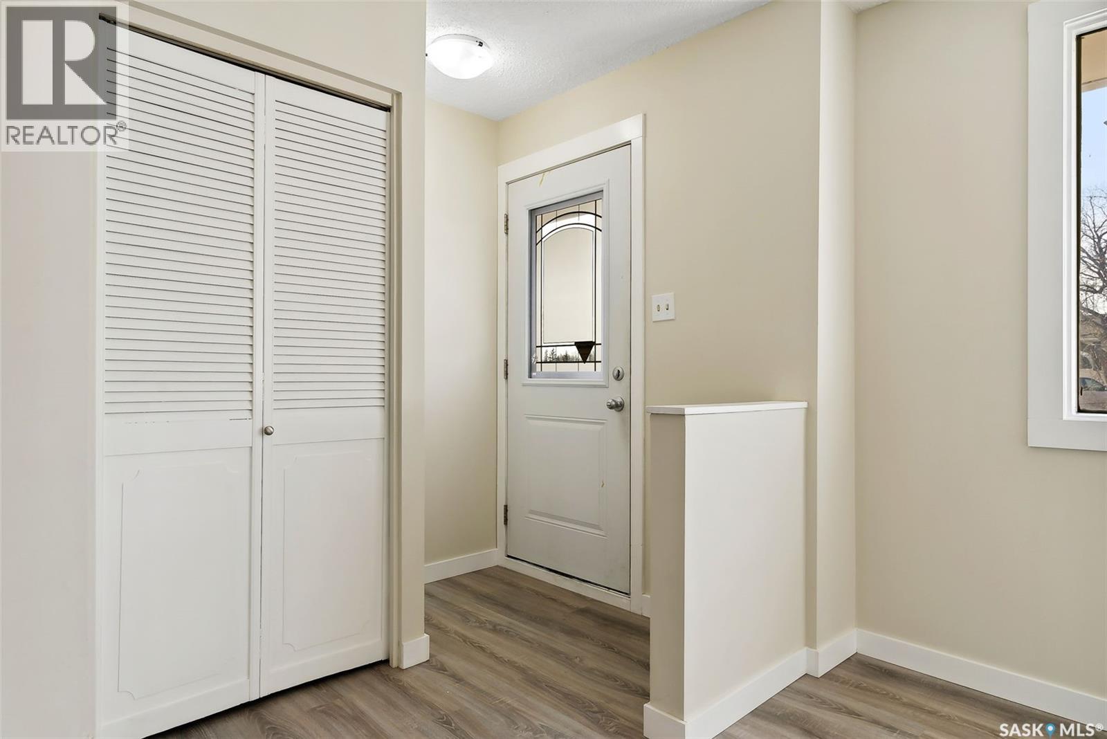 9 Carmichael Bay, Regina, Saskatchewan  S4R 0C7 - Photo 2 - SK039280