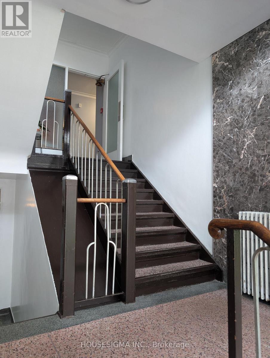 117 COSBURN AVENUE, Toronto, Ontario