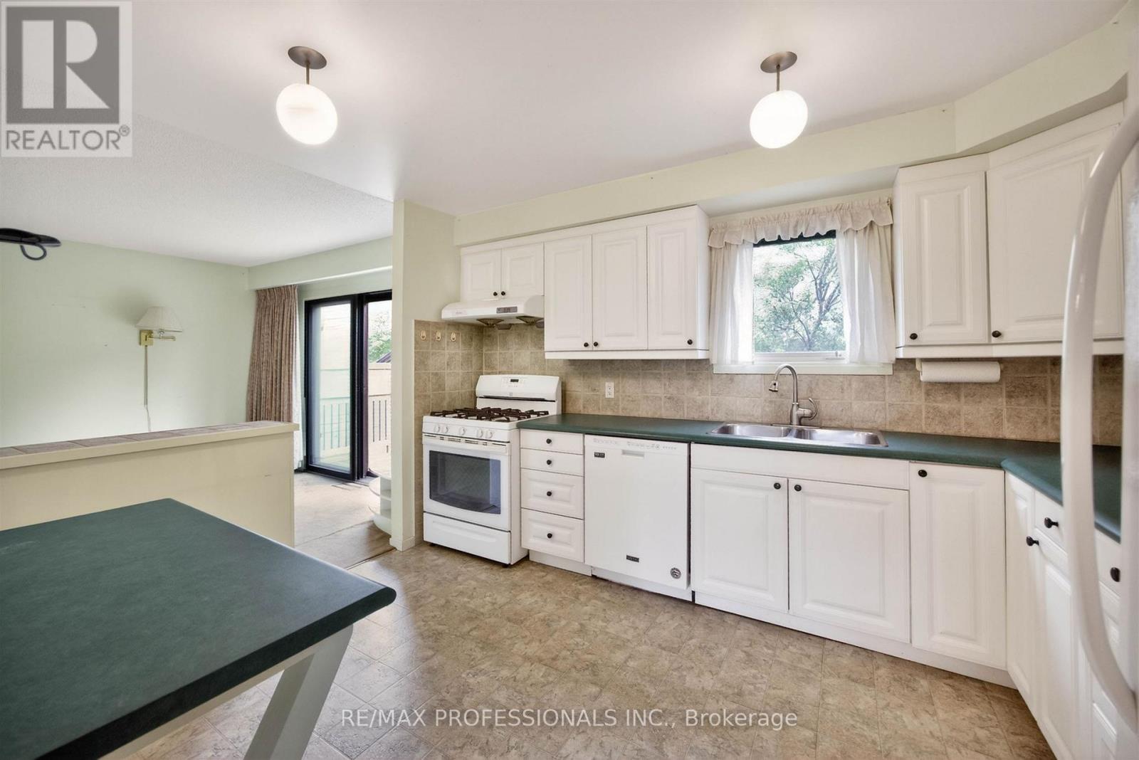 4 Bigham Crescent, Toronto, Ontario  M9C 5C6 - Photo 10 - W13443216