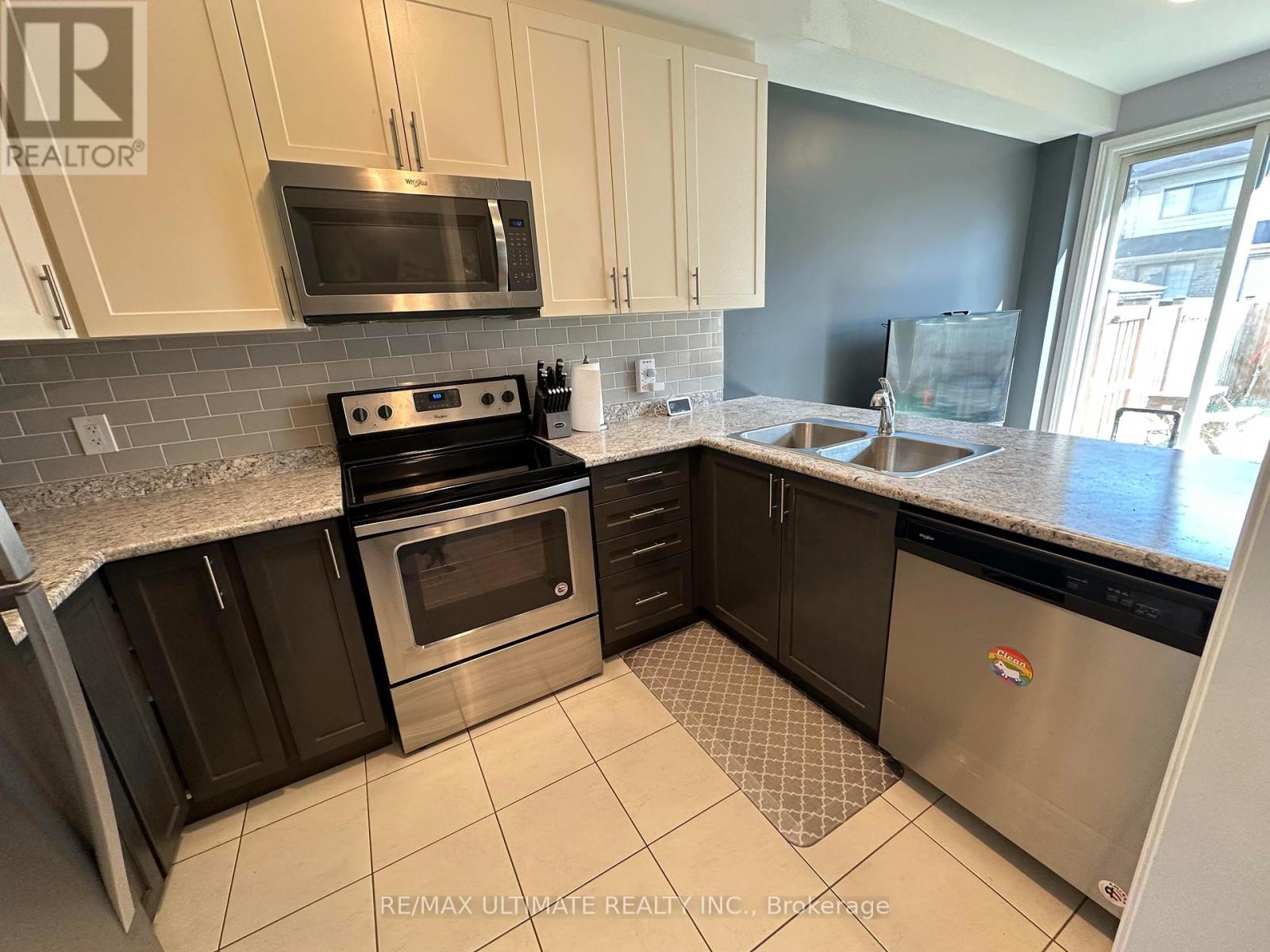 31 Davenfield Circle, Brampton, Ontario L6P 4M2 - Photo 2 - W13440900