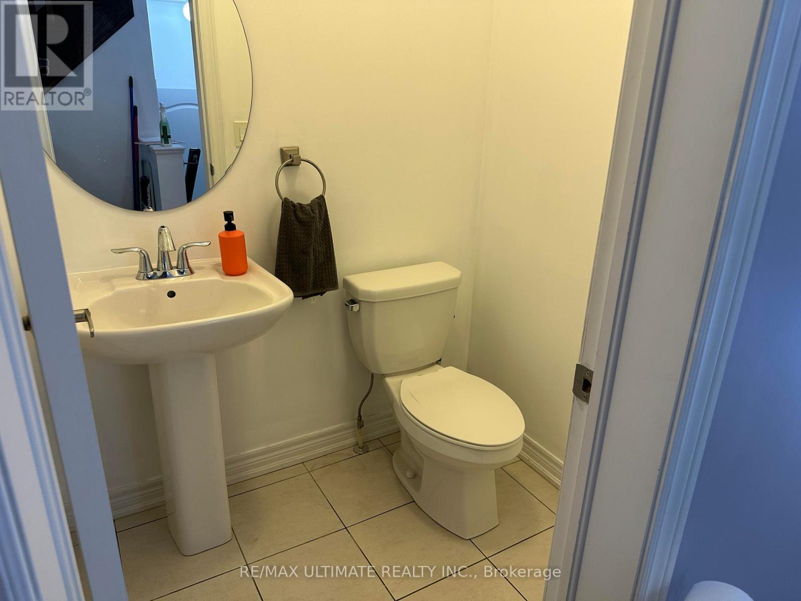 31 Davenfield Circle, Brampton, Ontario L6P 4M2 - Photo 5 - W13440900