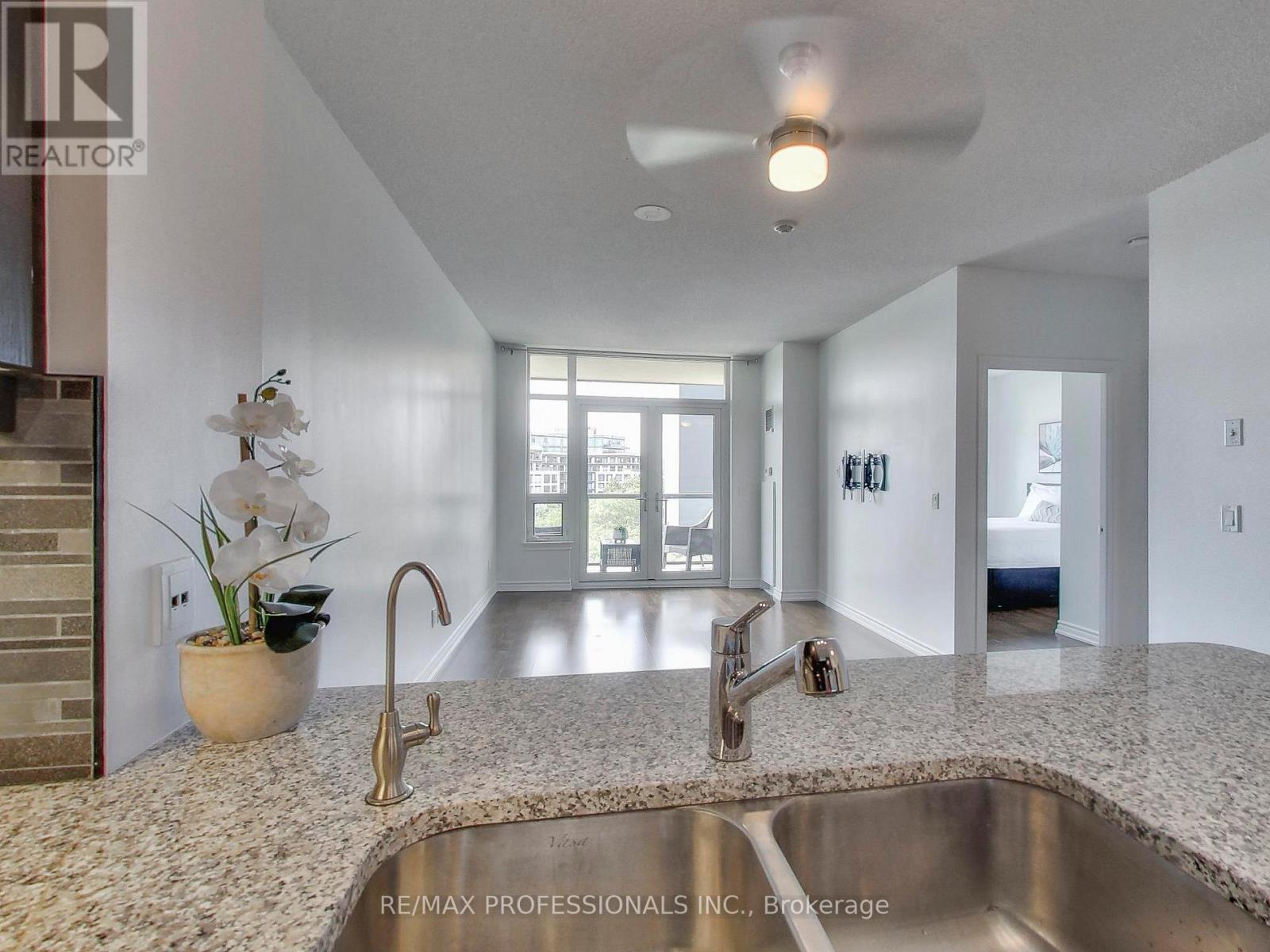 711 - 1135 Royal York Road, Toronto, Ontario  M9A 0C3 - Photo 14 - W13443174