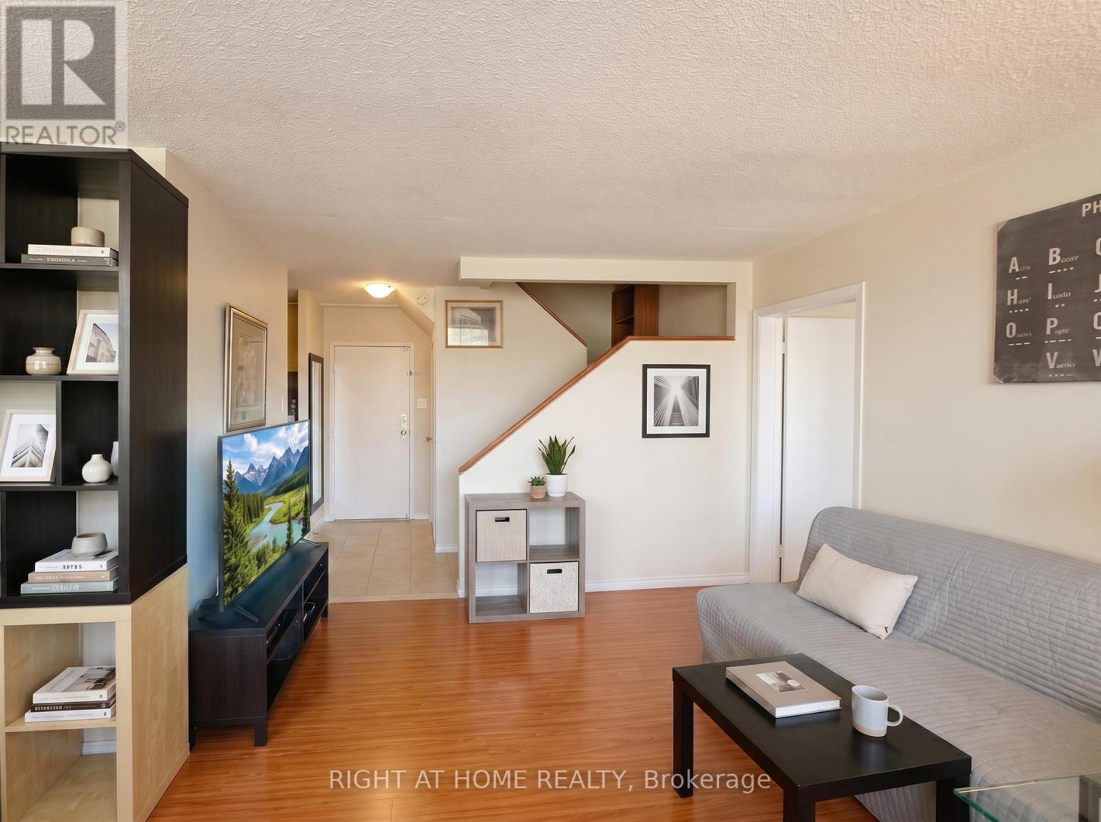 201 - 1050 Stainton Drive, Mississauga, Ontario  L5C 2T8 - Photo 4 - W13443338