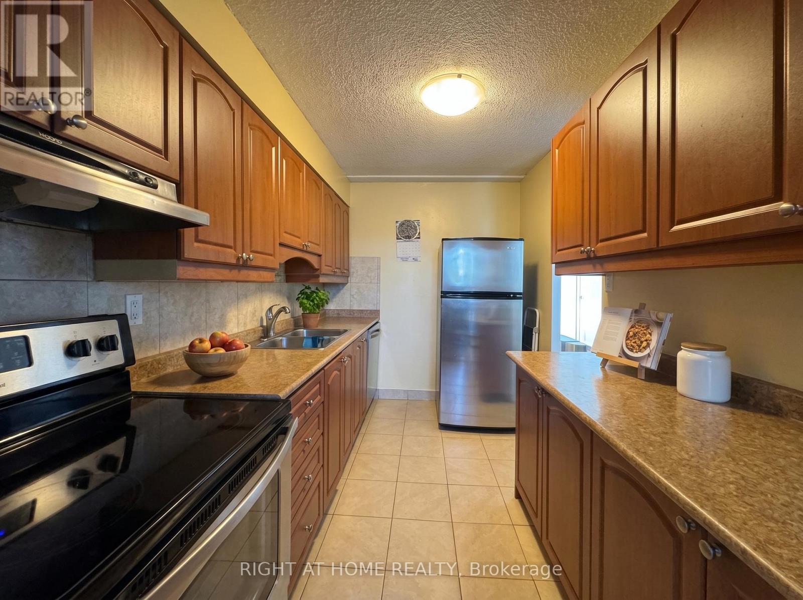 201 - 1050 Stainton Drive, Mississauga, Ontario  L5C 2T8 - Photo 5 - W13443338