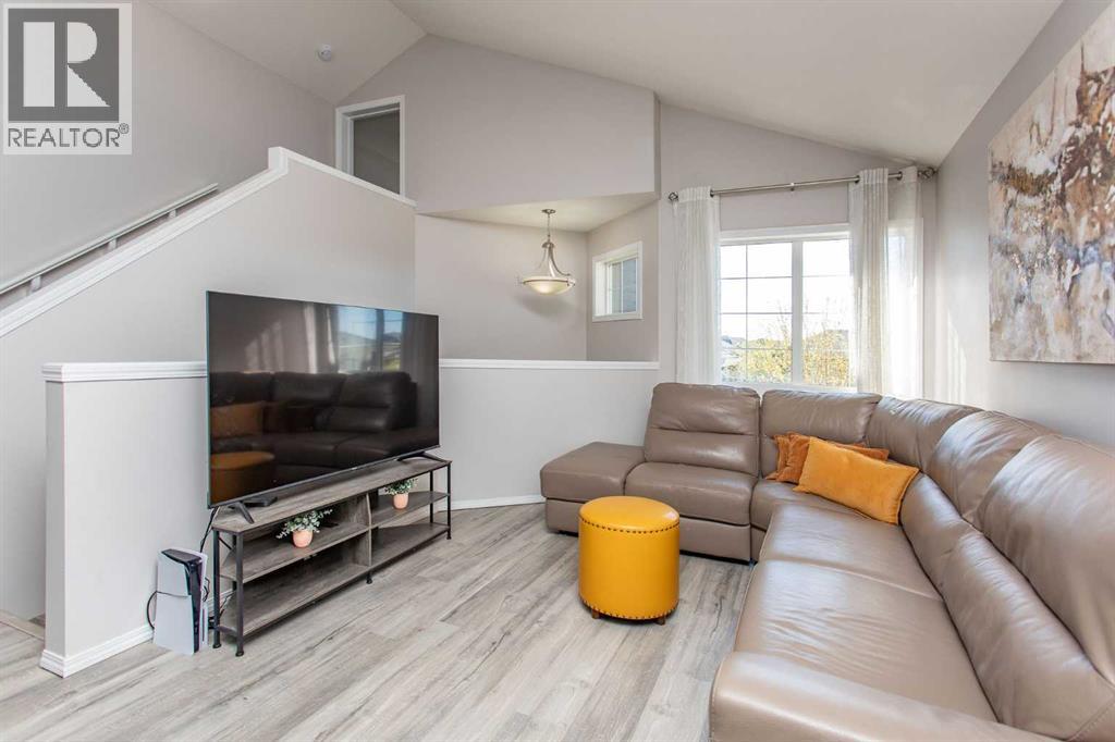 242 Viscount Drive, Red Deer, Alberta  T4R 0M7 - Photo 3 - A2314350