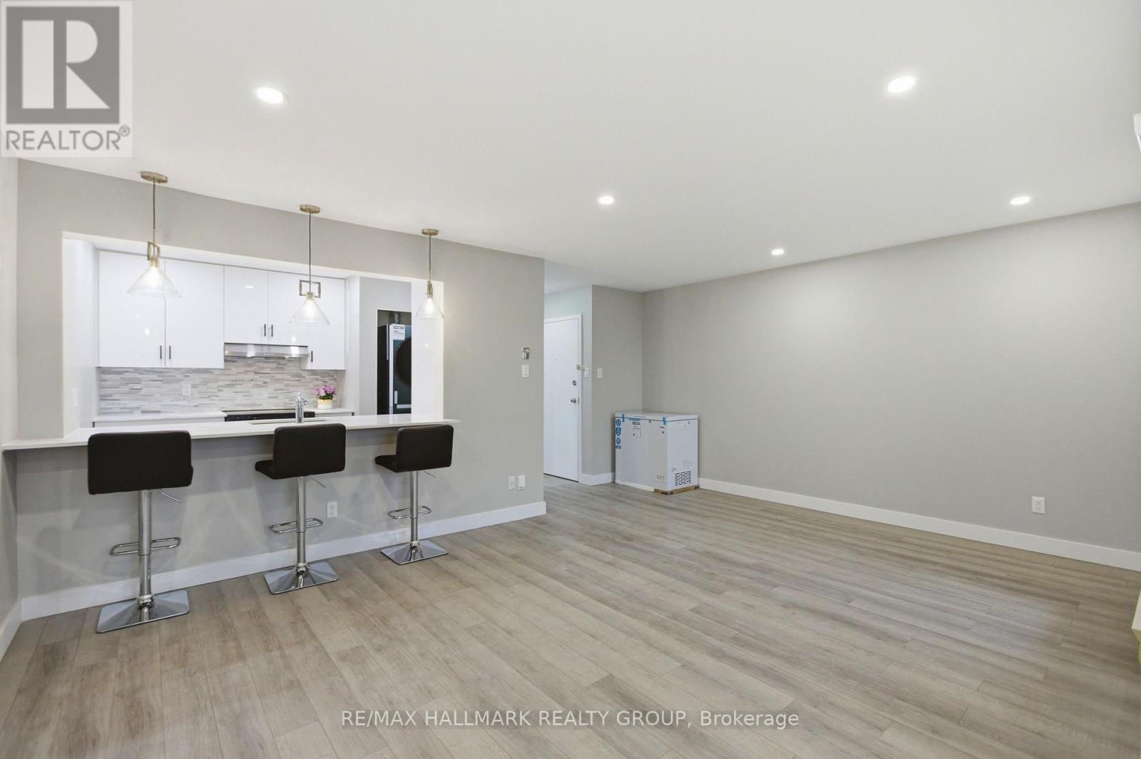 216 - 218 Viewmount Drive, Ottawa, Ontario K2E 7X5 - Photo 5 - X13443360