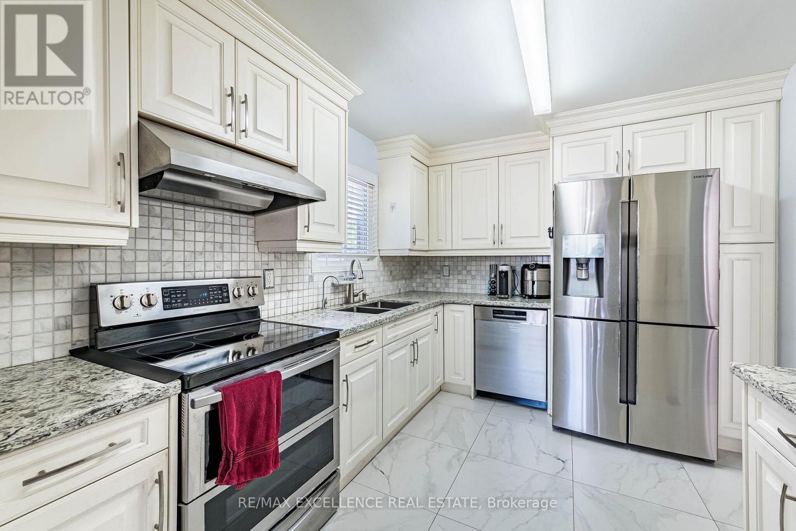 6 Stalbridge Avenue, Brampton, Ontario  L6Y 4H1 - Photo 9 - W13443366