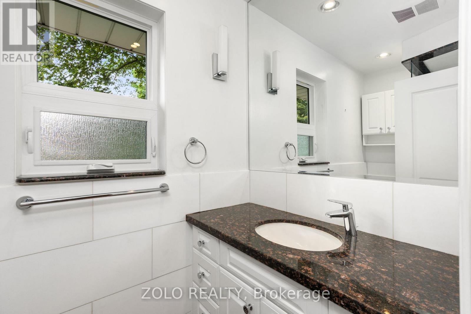17 Hi Mount Drive, Toronto, Ontario  M2K 1X3 - Photo 22 - C13440304