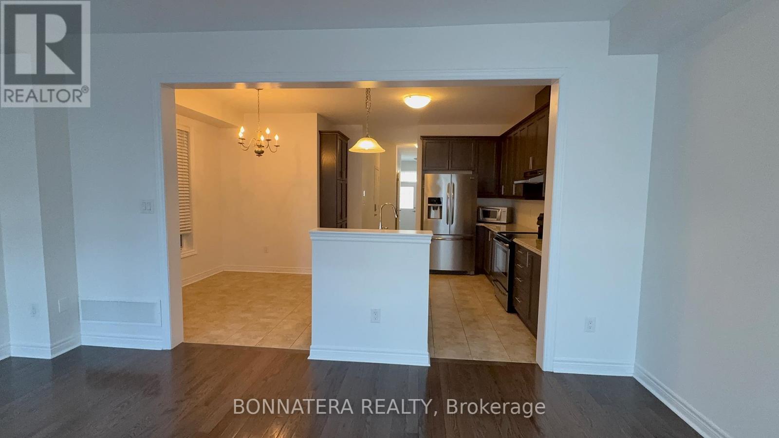 121 Huguenot Road, Oakville, Ontario  L6H 7C4 - Photo 6 - W13443540