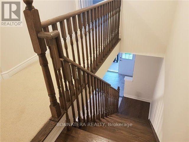 121 Huguenot Road, Oakville, Ontario  L6H 7C4 - Photo 8 - W13443540