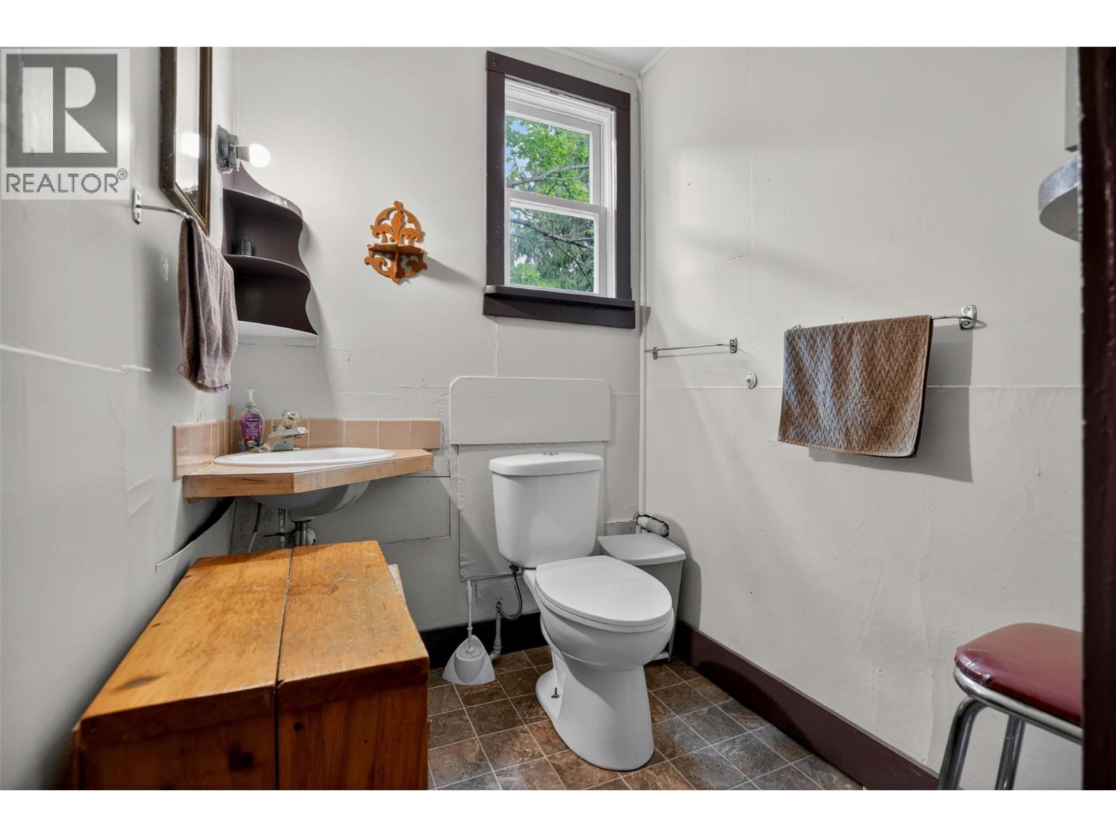 404 Houston Street, Nelson, British Columbia  V1L 5H5 - Photo 37 - 10390351