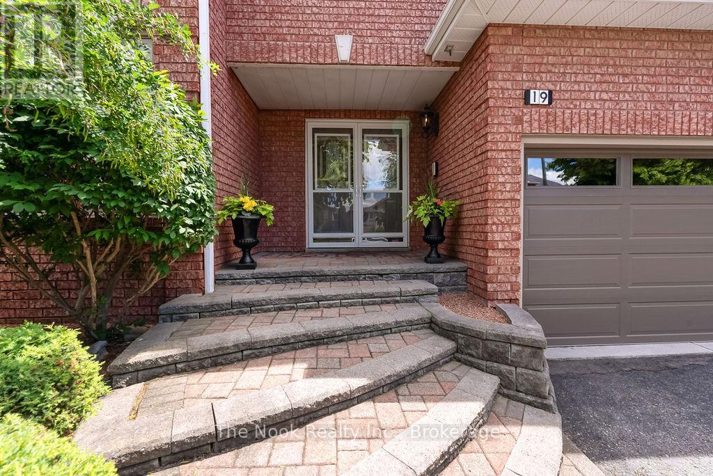 19 Patrick Drive, Whitby, Ontario  L1R 2L1 - Photo 3 - E13443650