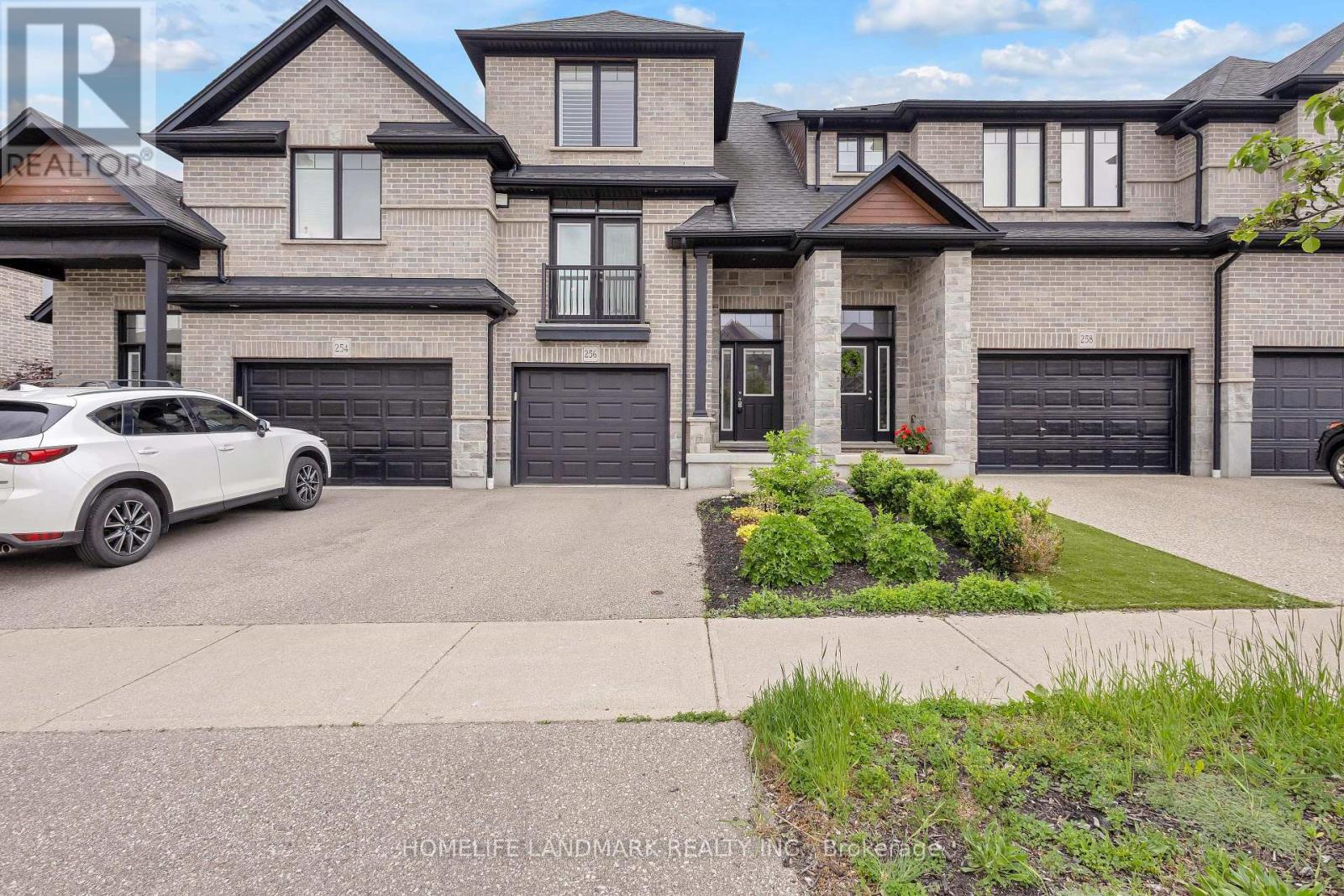 256 Falconridge Drive, Kitchener, Ontario N2K 0C5 - Photo 2 - X13443556