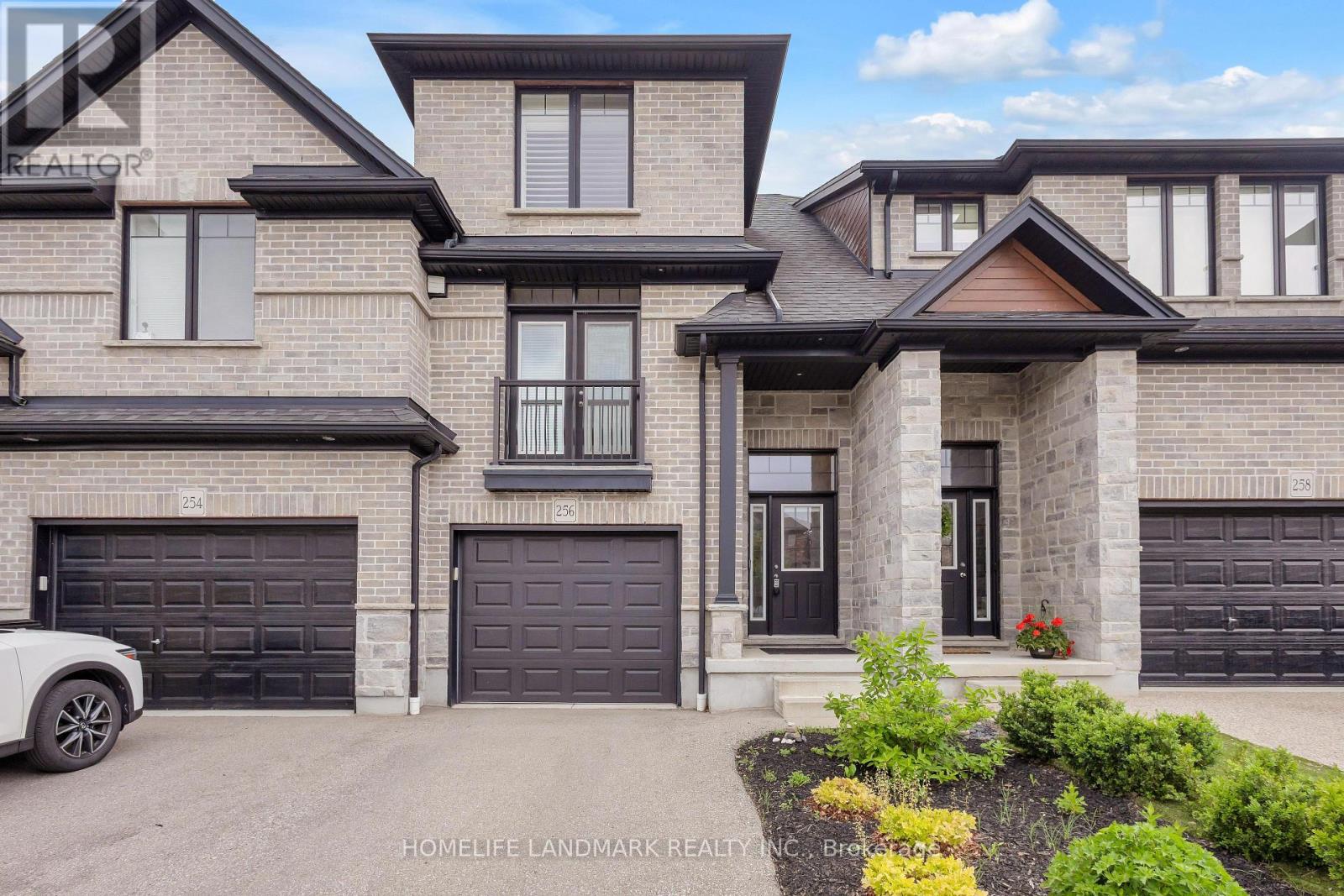 256 Falconridge Drive, Kitchener, Ontario N2K 0C5 - Photo 3 - X13443556