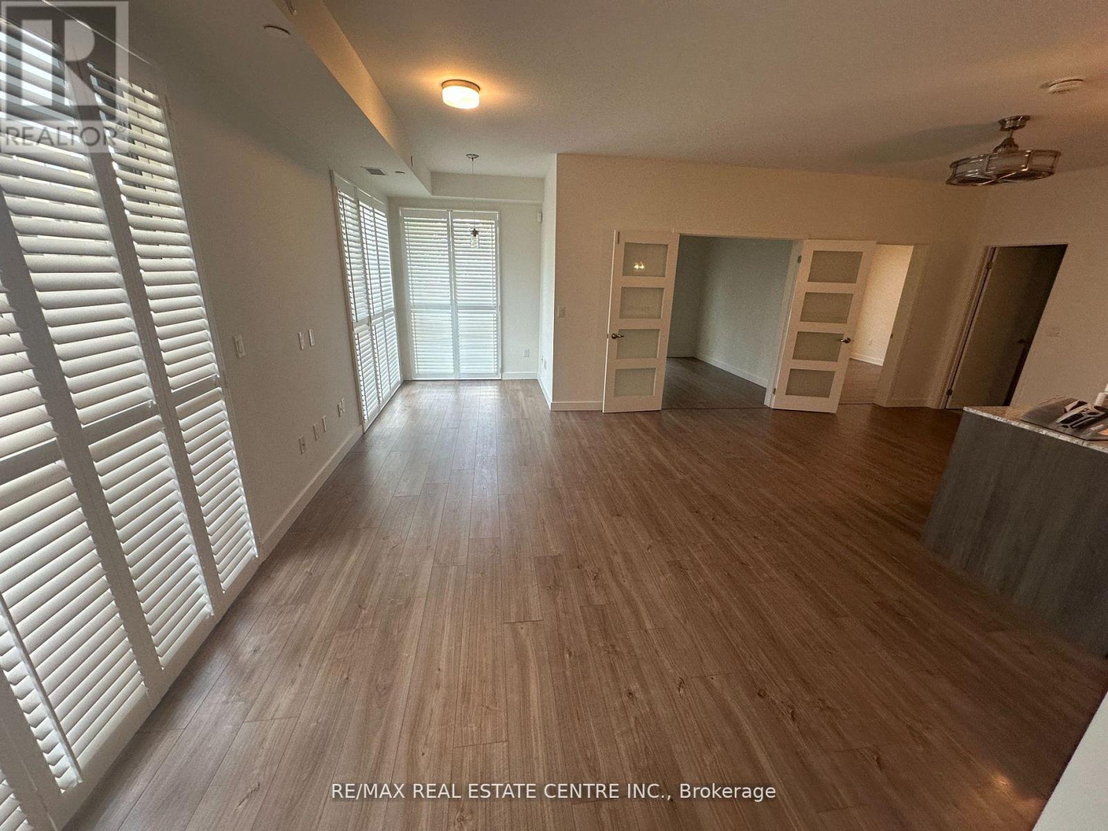 107 - 150 Sabina Drive, Oakville, Ontario  L6H 0W3 - Photo 2 - W13443904