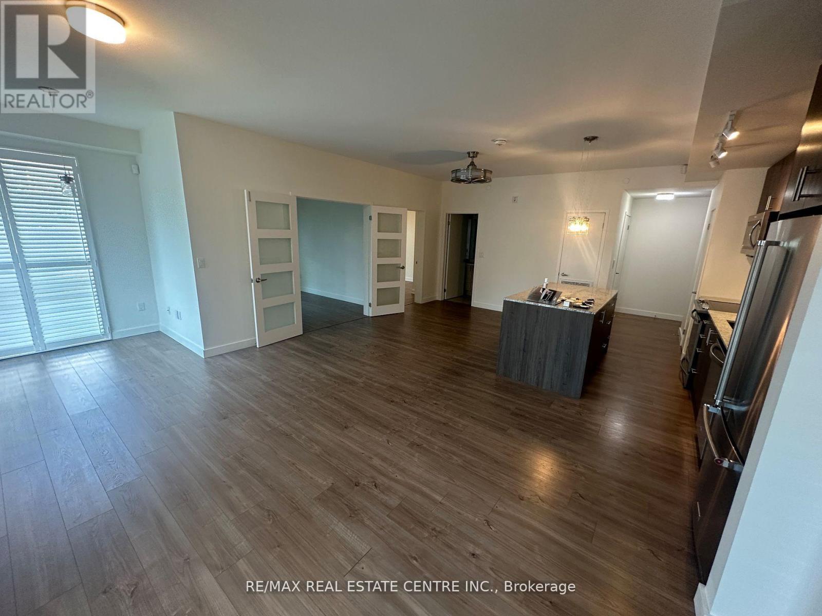 107 - 150 Sabina Drive, Oakville, Ontario  L6H 0W3 - Photo 3 - W13443904