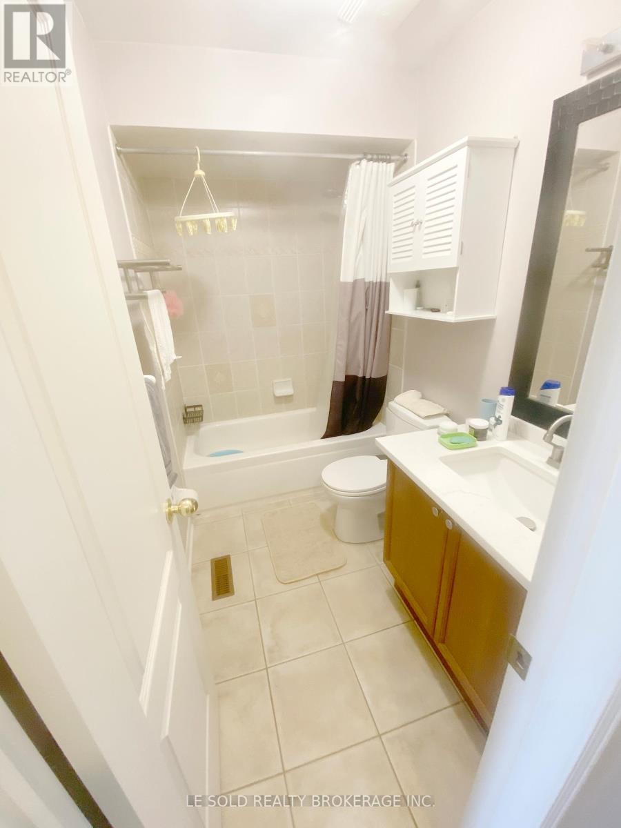 888 Scollard Court, Mississauga, Ontario  L5R 2R5 - Photo 15 - W13444030