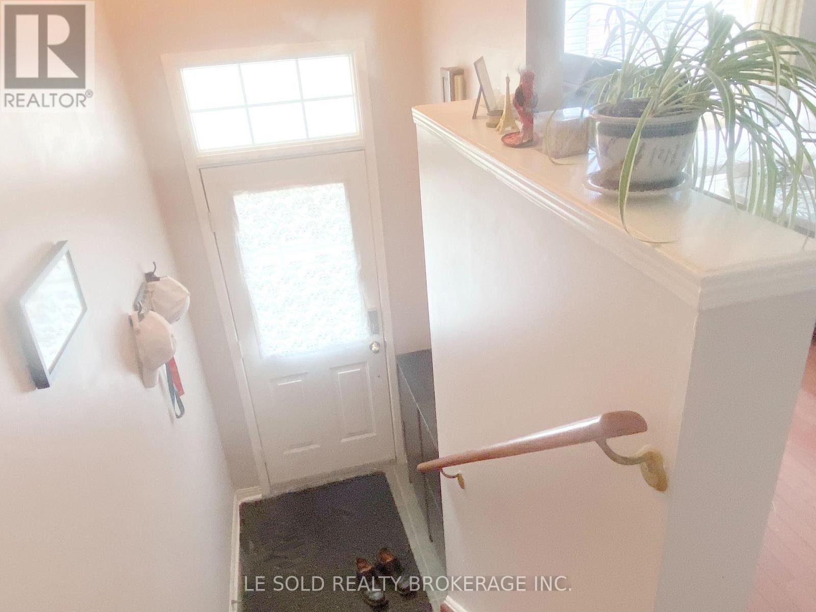 888 Scollard Court, Mississauga, Ontario  L5R 2R5 - Photo 2 - W13444030